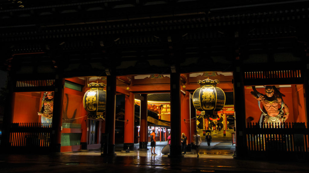 夜、闇の中で躍動感のある仁王像が存在感を増す - -東京：浅草寺- -