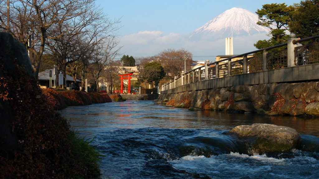 湧玉池から流れ出る神田川と富士の山 - -富士宮市：富士山本宮浅間大社- -