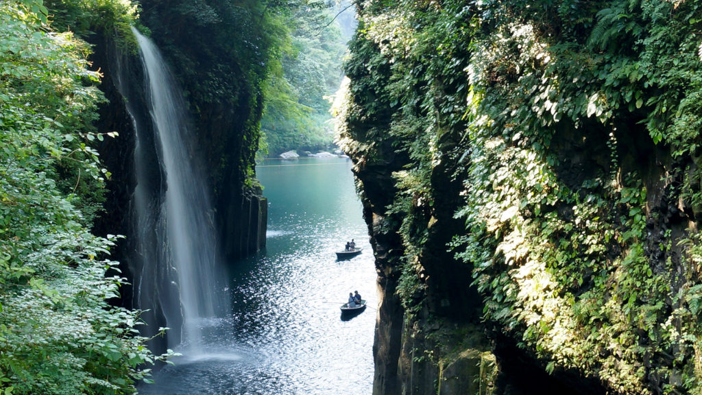 自然のチカラが作り上げた美しい地形 - -宮崎県：高千穂峡- -