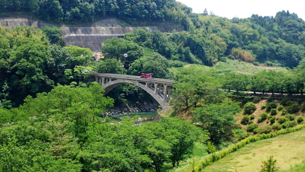 美しい緑が映える天竜川にかかる橋 - -長野県中川村- -