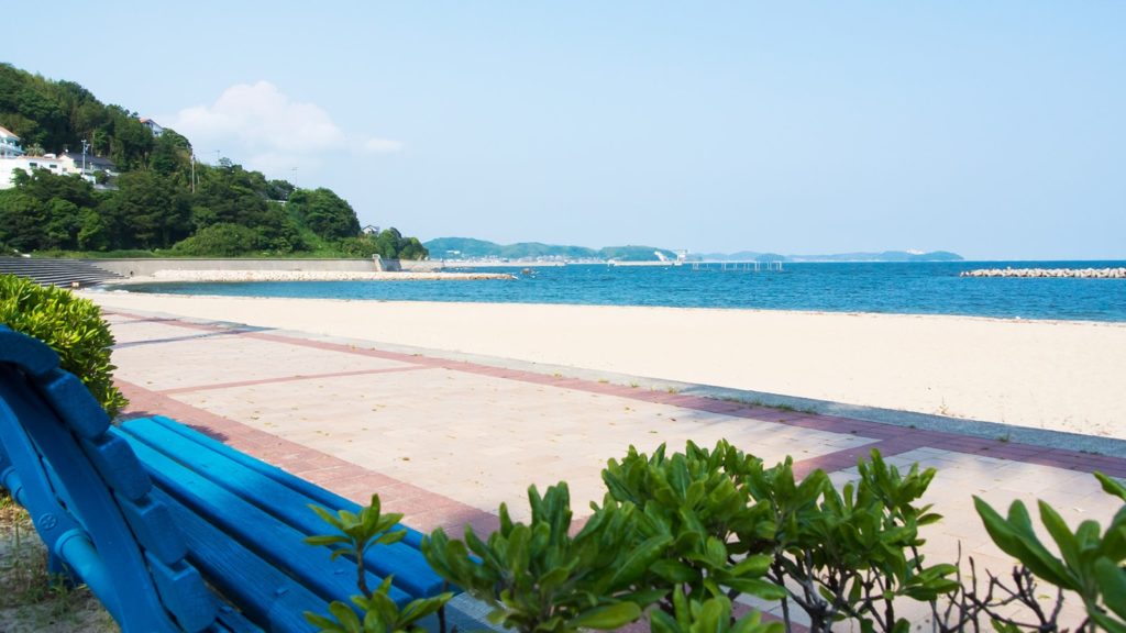 南国を感じさせる青色のベンチと白い砂浜 - -愛知県西尾市にある観光、撮影スポット- -