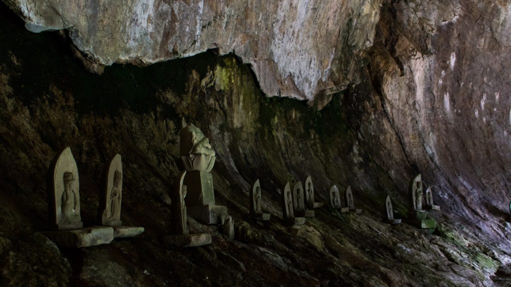 乳岩山の薄暗い鍾乳洞に祭られた子安観音像 - -愛知県新城市にある観光、撮影スポット- -