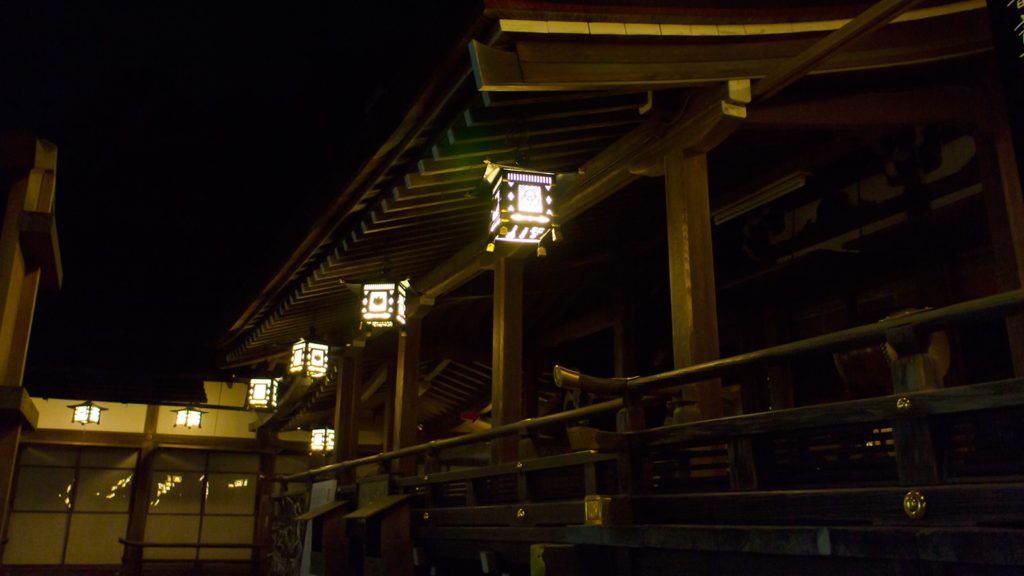 夜、誰もいない境内は神秘的でもあり、昼間とは違った趣きがある - -奈良県桜井市にある観光、撮影スポット- -
