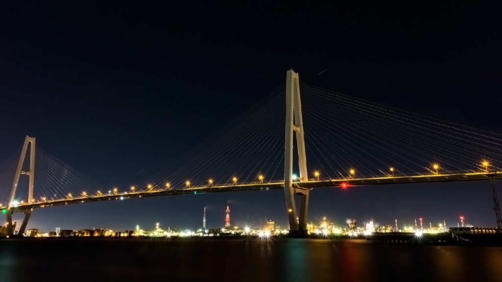 金城ふ頭周辺の名港トリトンと東海市の工場夜景を収めた写真