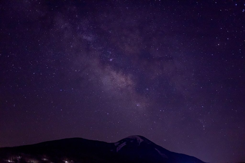 凄まじいほどに数多くの星が見える蓼科山周辺の白樺高原。