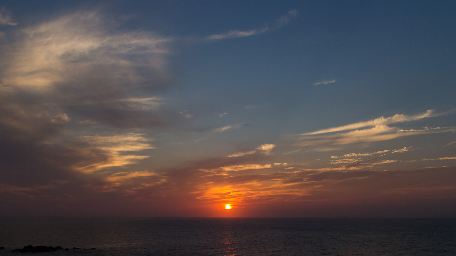 水平線から昇る朝日：樫野崎灯台