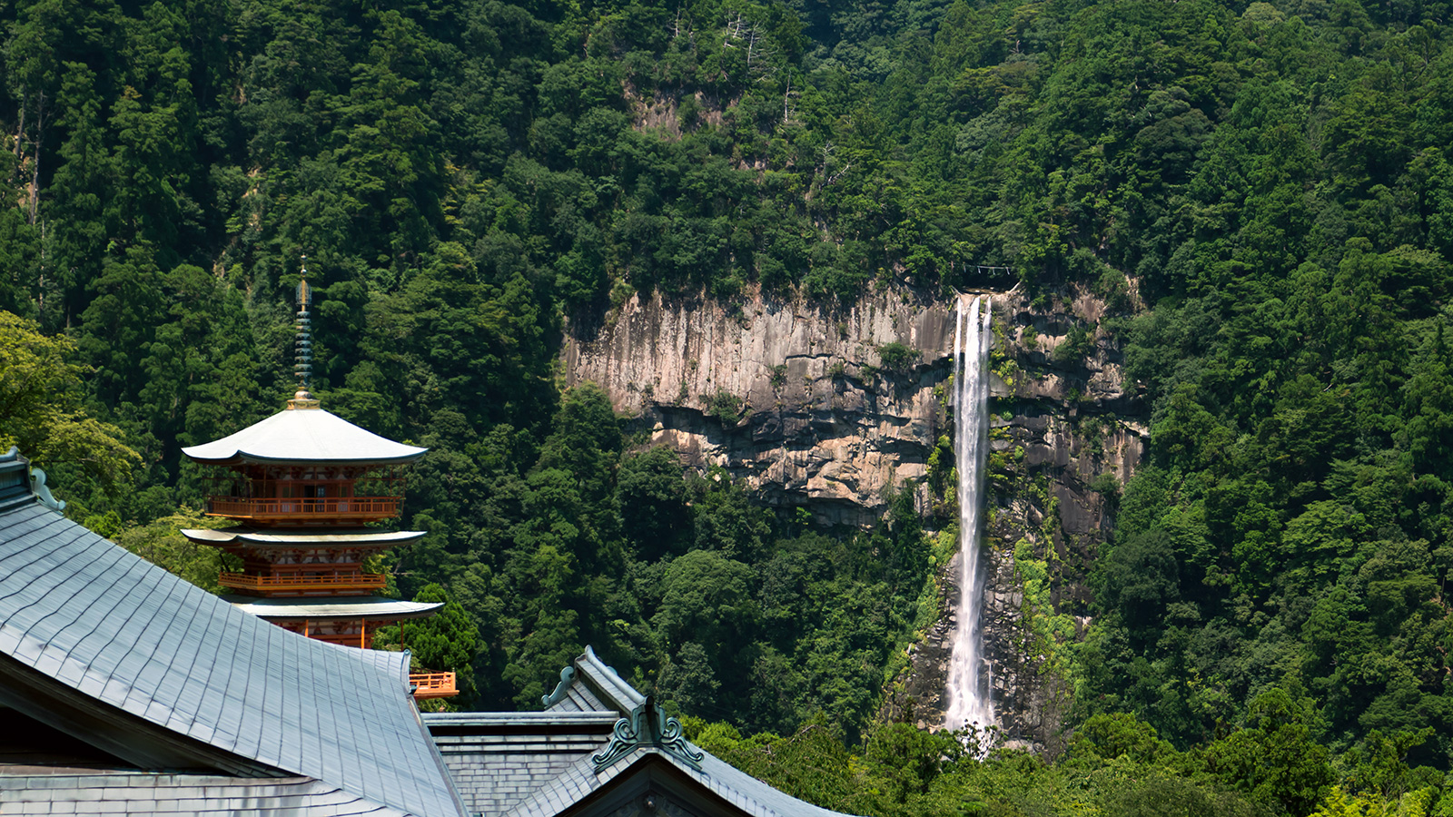 神話の御世より流れ落ちる神の滝：那智の大滝 - -和歌山県那智勝浦町- -