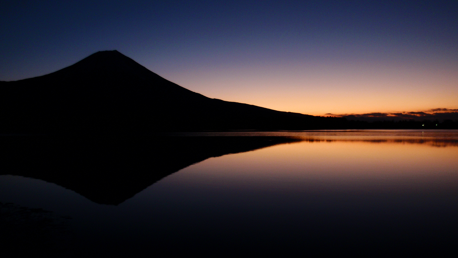 朝焼けに浮かぶ富士のシルエット - -富士宮市：田貫湖- -