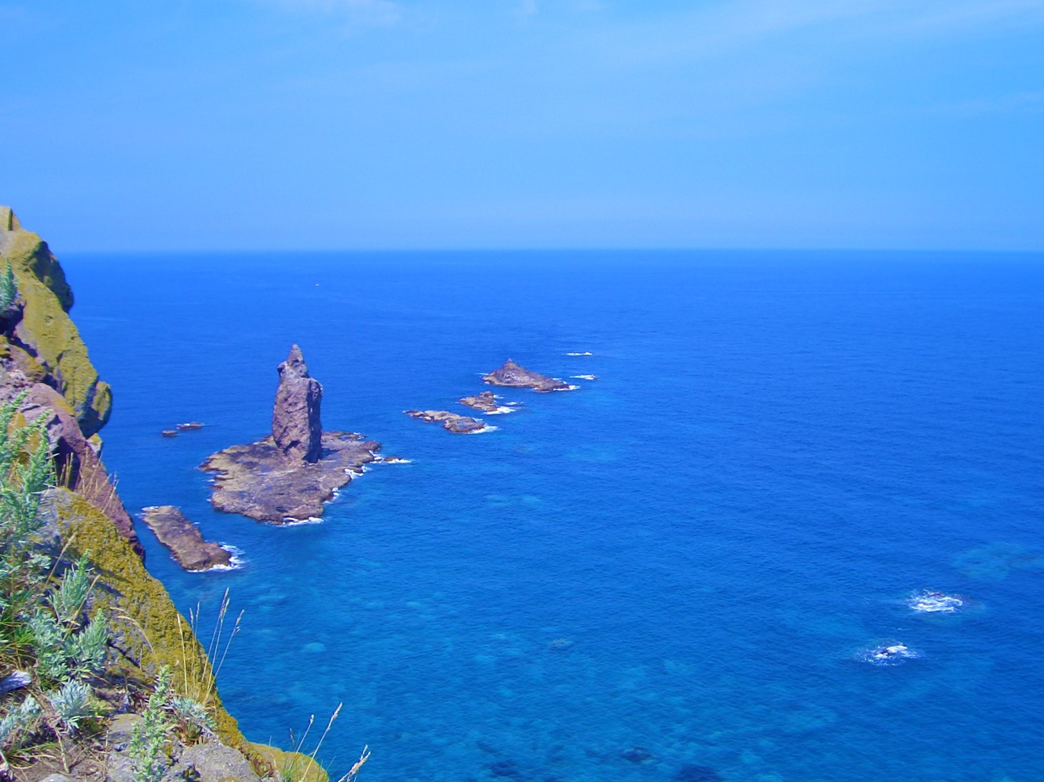 積丹ブルーの海に浮かぶ神威岩はまさに神の造詣 - -積丹町神威岬- -