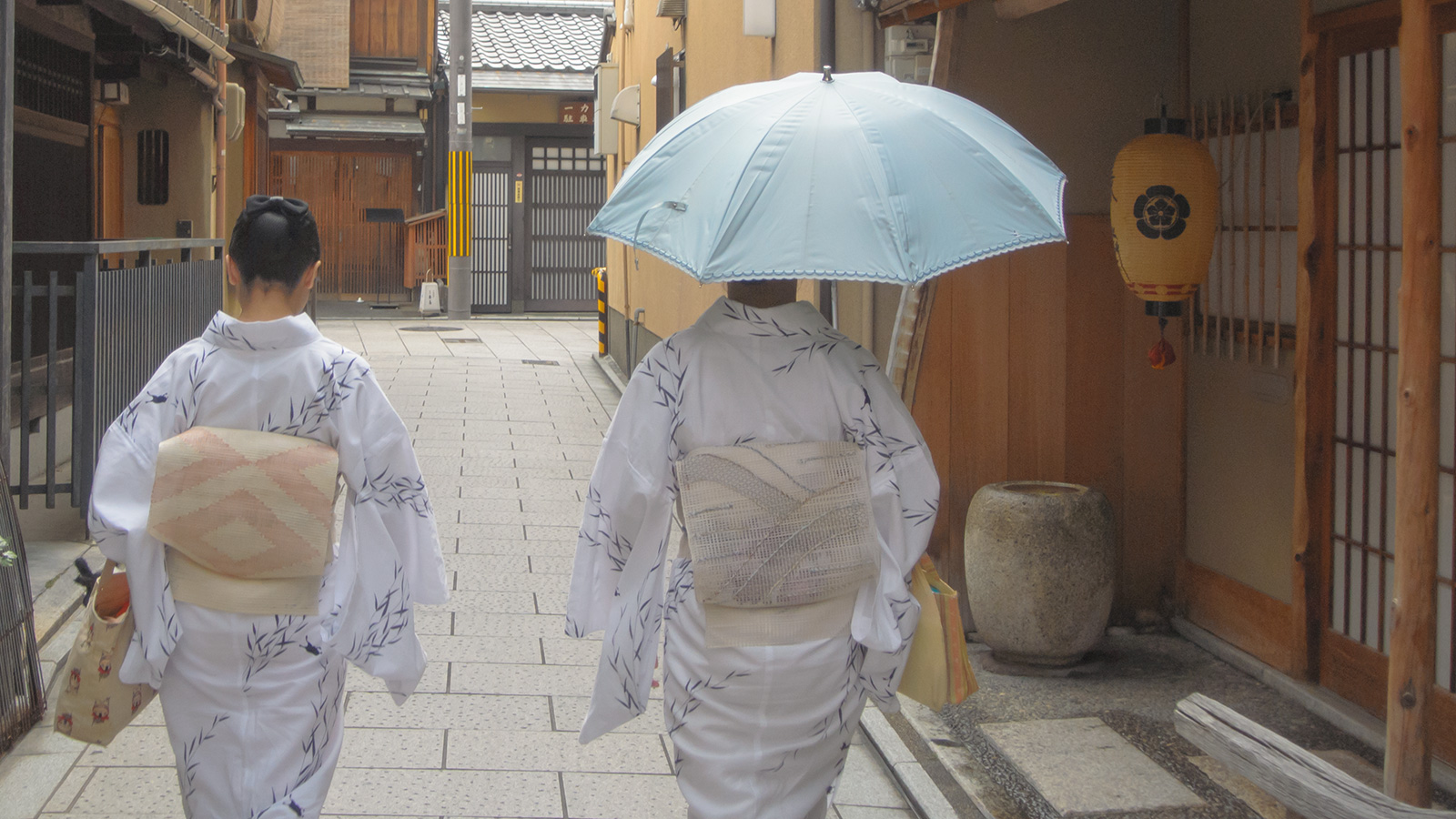 祇園の路地ですれ違った透明感のあるうしろ姿 - -京都、祇園- -
