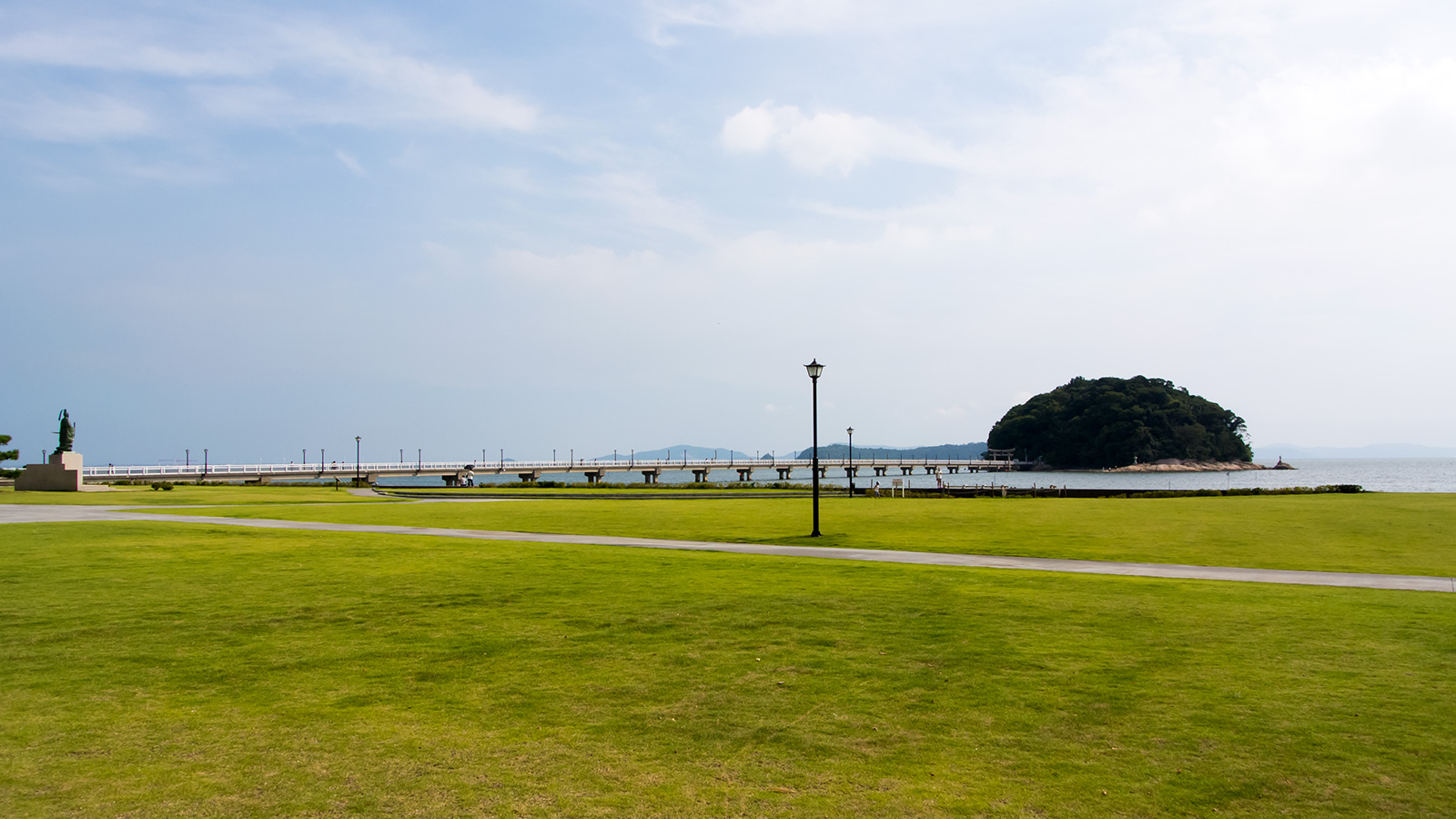 竹島の浮かぶ海の景観を際立たせる緑の芝生 - -愛知県蒲郡市：竹島- -