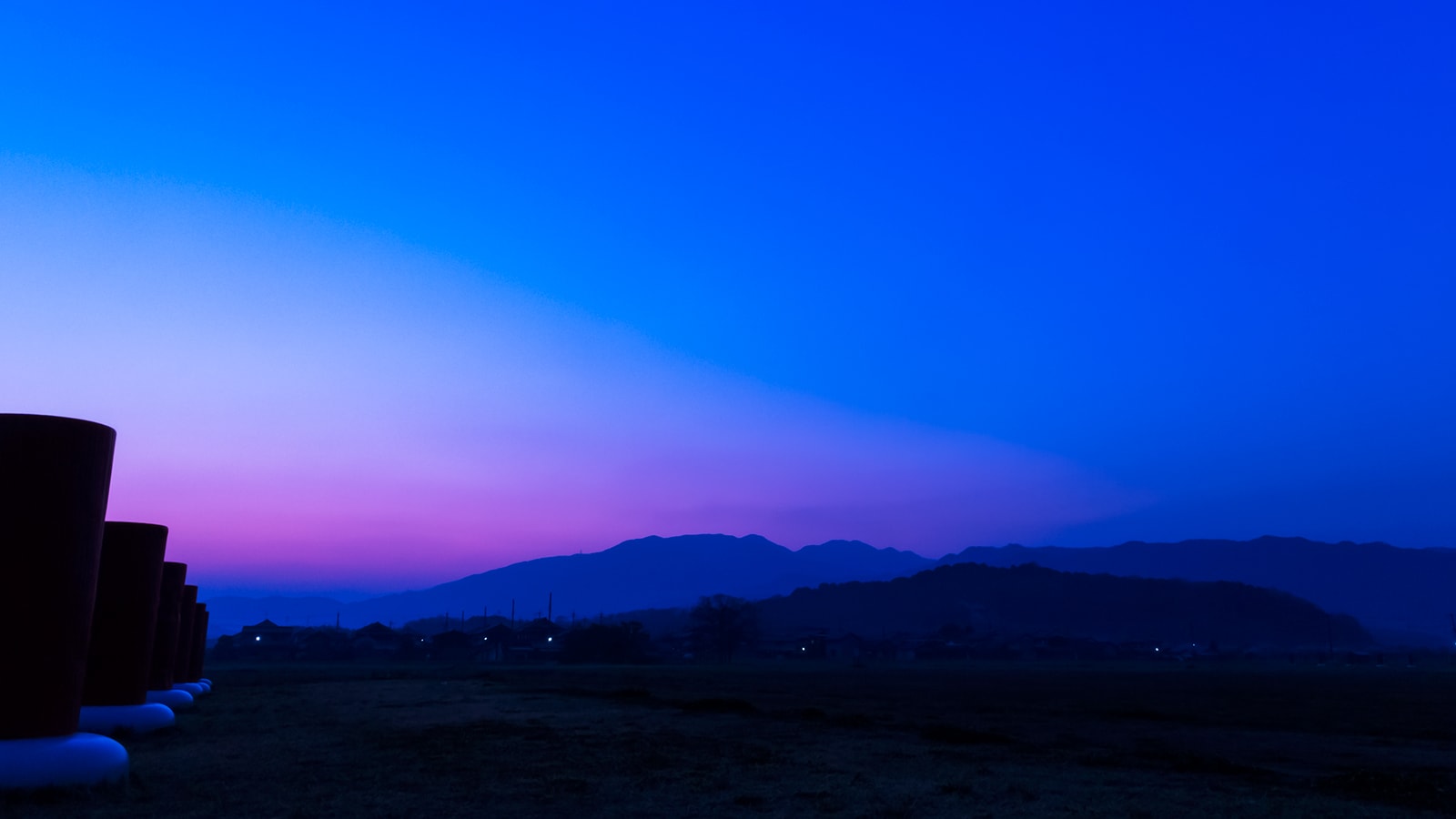 夜明け、東の空と山々の輪郭が少しずつ色づいてくる：藤原宮跡 - -奈良県橿原市にある観光、撮影スポット- -