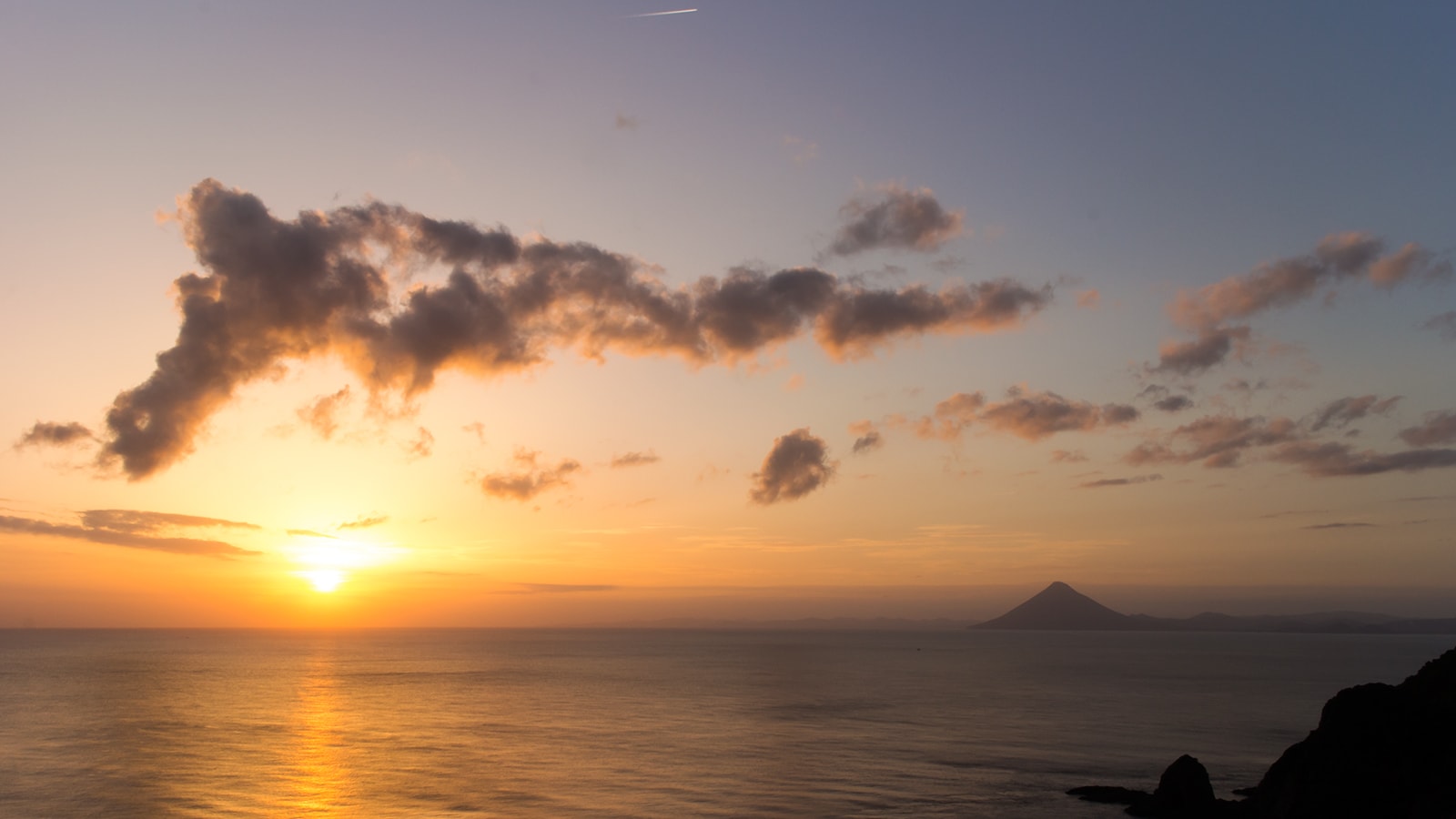 美しい開聞岳とともに夕陽の沈む雄大な海を眺められる佐多岬展望台 - - 鹿児島県南大隅町の観光、撮影スポット- -