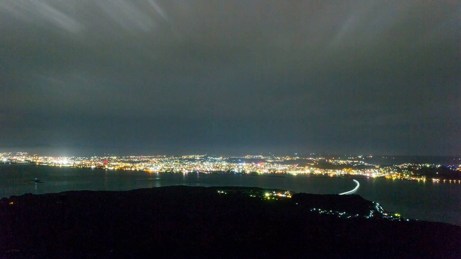 湯之平展望所から見た鹿児島湾と鹿児島市の夜景（海に掛かる光はフェリーの軌跡） - - 鹿児島県の観光、撮影スポット- -