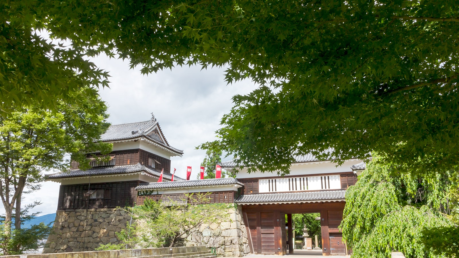 新緑に囲まれた上田城も美しい - - 長野県の観光、撮影スポット- -